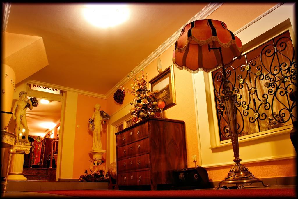 Hotel Vila Tina ซาเกร็บ ภายนอก รูปภาพ