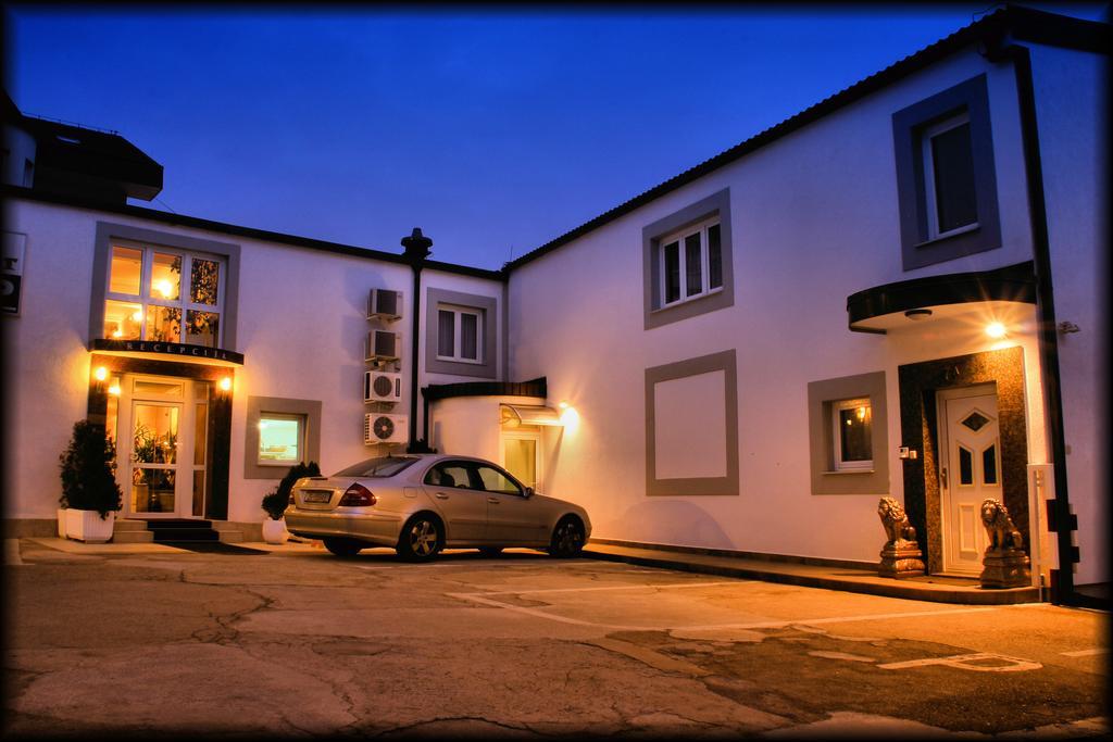 Hotel Vila Tina ซาเกร็บ ภายนอก รูปภาพ
