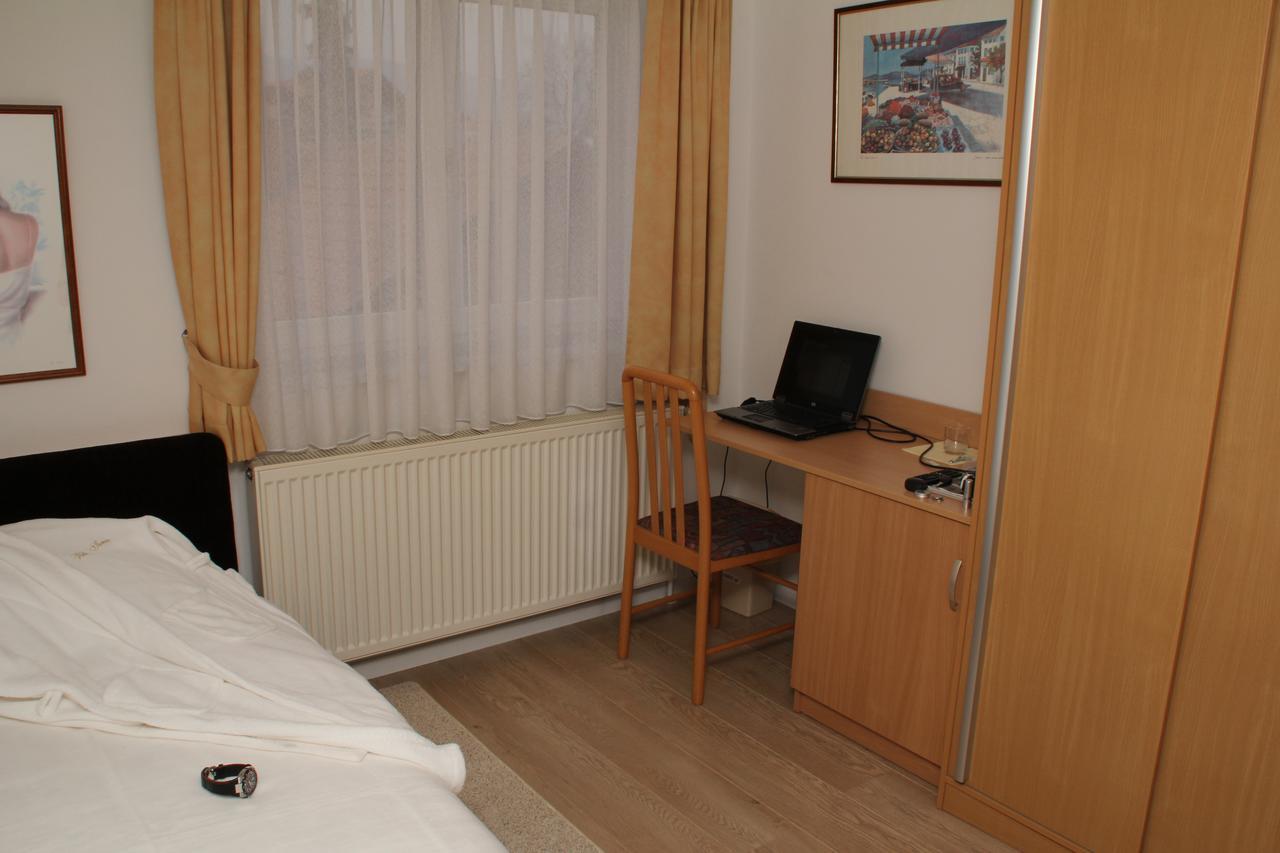 Hotel Vila Tina ซาเกร็บ ภายนอก รูปภาพ