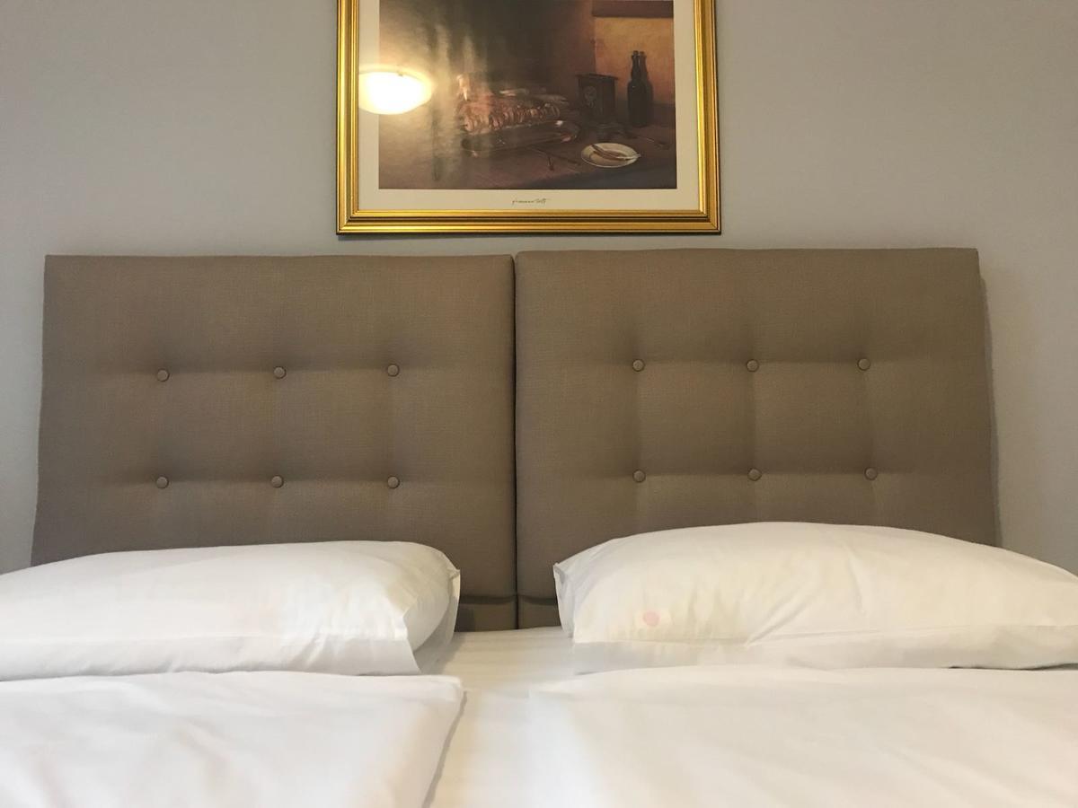 Hotel Vila Tina ซาเกร็บ ภายนอก รูปภาพ