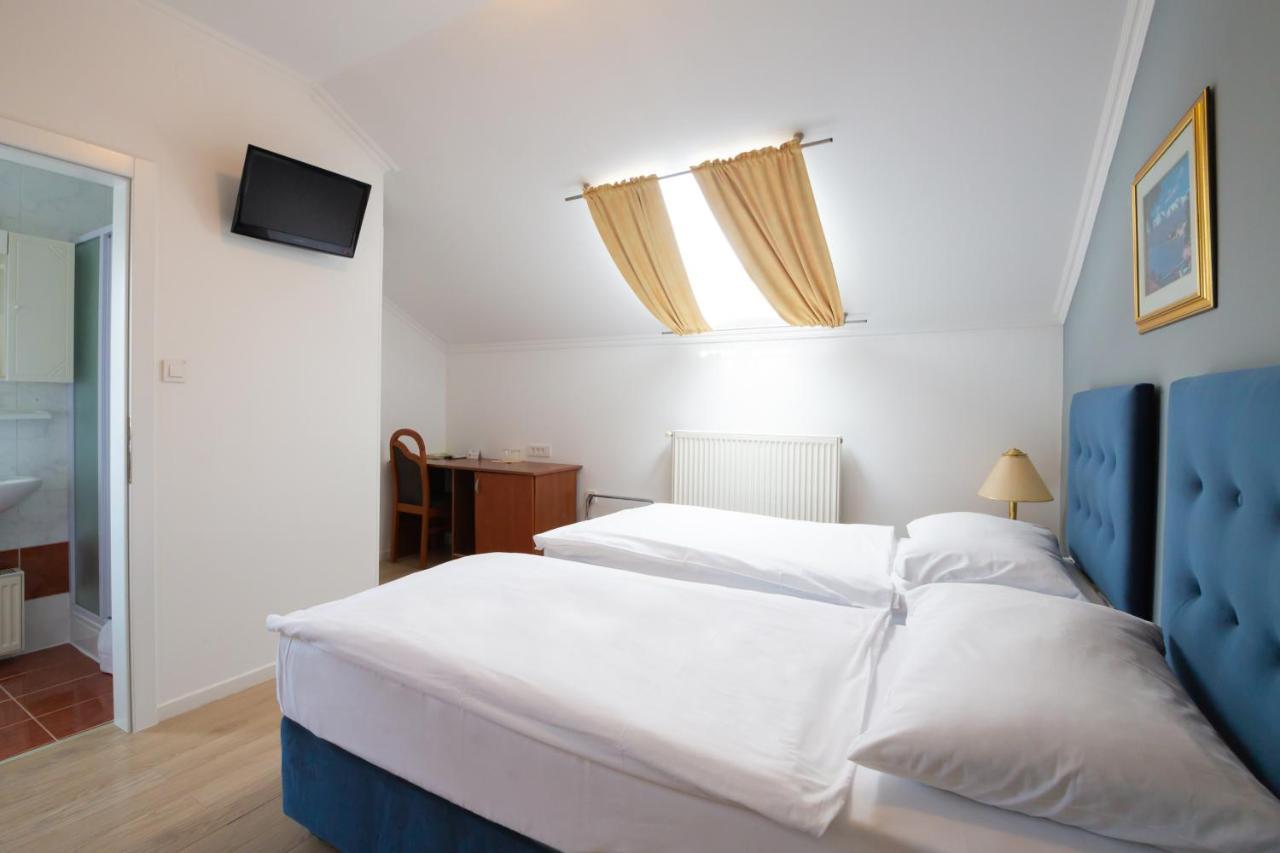 Hotel Vila Tina ซาเกร็บ ภายนอก รูปภาพ