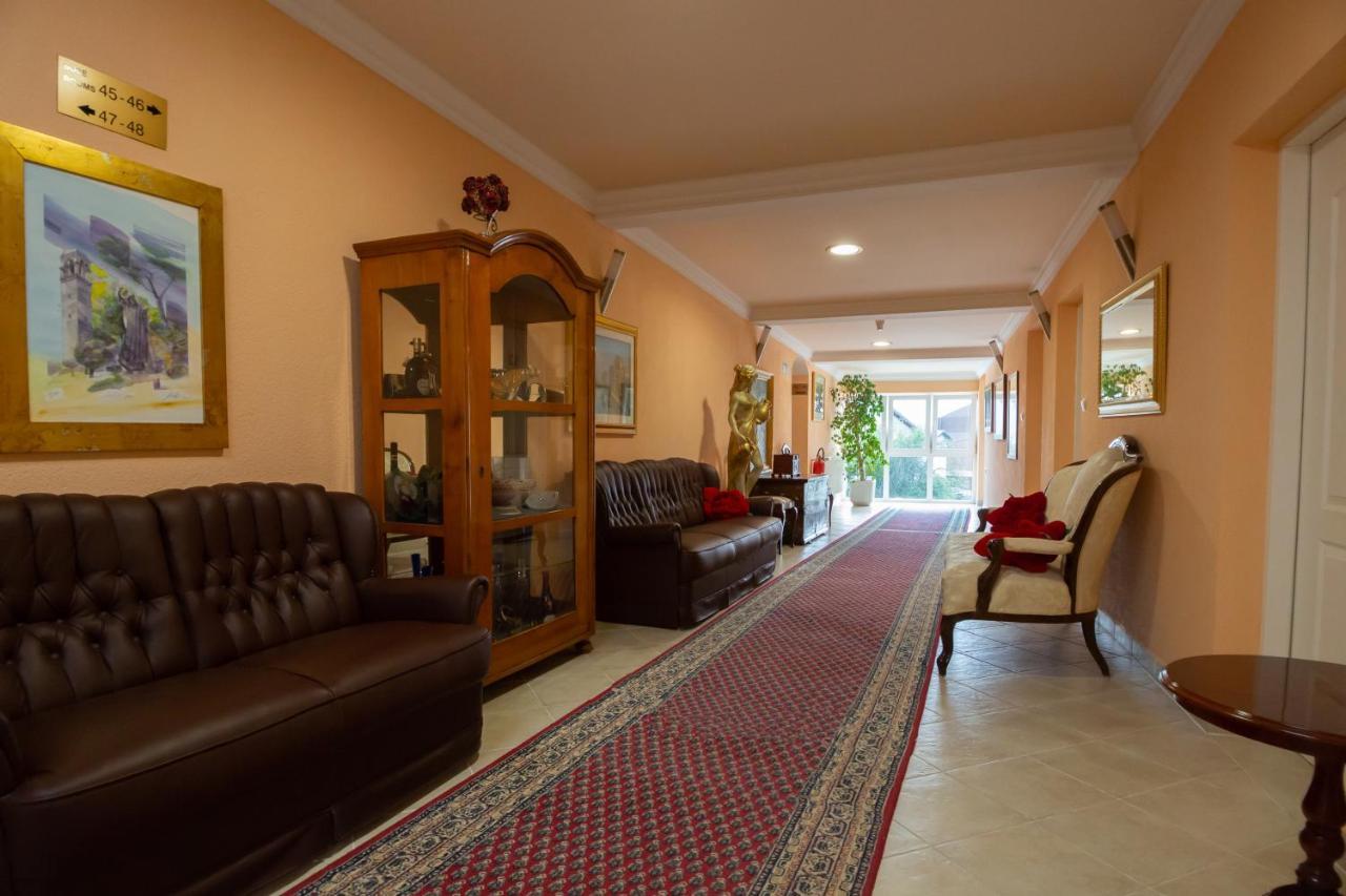 Hotel Vila Tina ซาเกร็บ ภายนอก รูปภาพ